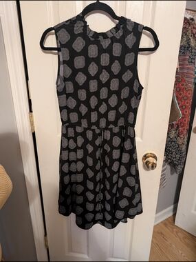 Forever 21 Black Sleeveless Medallion Print Drawstring Dress